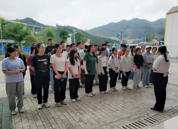 綠水青山，風景這邊獨好；星火燎原，繼續砥礪前行