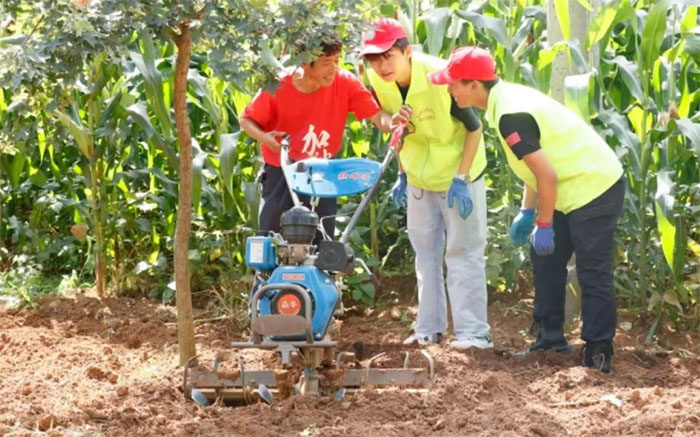 貴州農業職業學院研發革命性無線遙控油電混合鋤草機 助力三下鄉服務三農