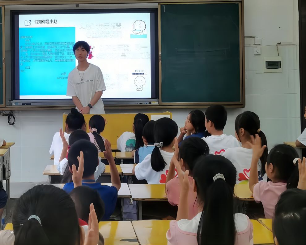 【青春建功，實踐鑄魂】足球構筑友誼橋梁，反霸凌共建和諧校園——中南大學湘雅公共衛生學院夏令營七彩課程持續推進！