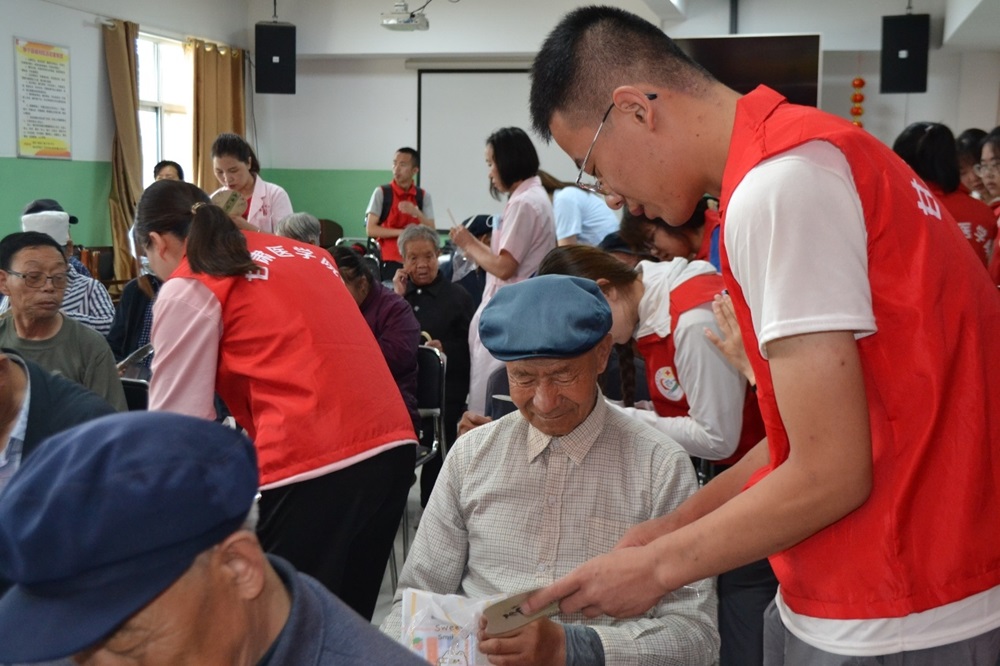 福利院愛心之旅：老幼同歡日