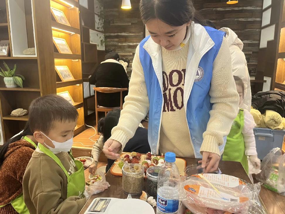 甜蜜“串”播文化，樂(lè)享童趣“食”光