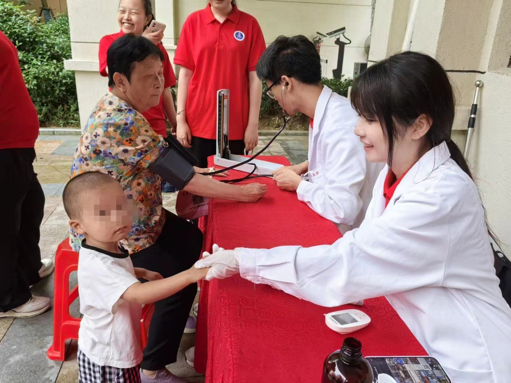 晚霞中的健康夢：安醫臨院學子關注老年人睡眠健康——“醫夢同行”社會實踐隊開展暑