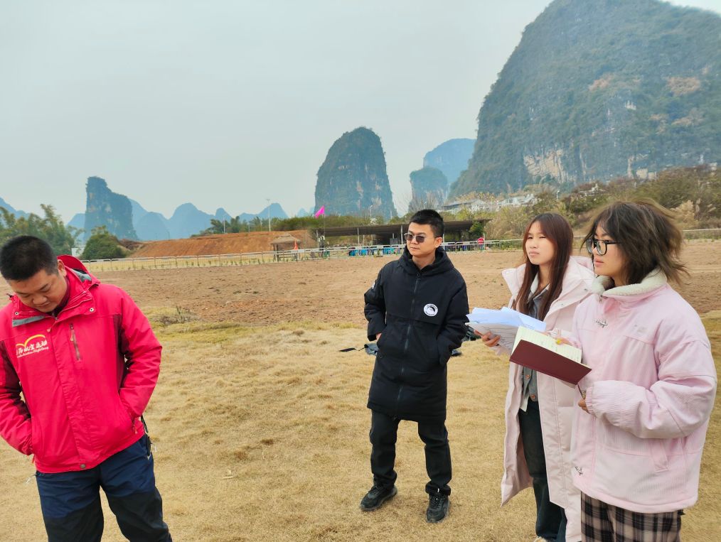 團隊成員采訪景區滑翔傘教練