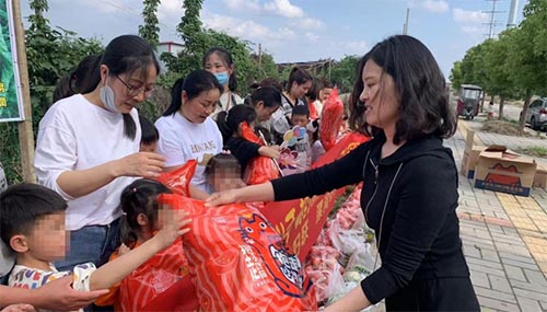 漯河市婦聯、漯河市六院聯合開展“大手牽小手 相約采摘園”親子社會實踐活動